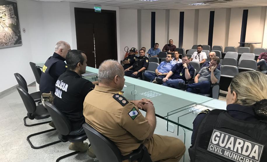 Ações conjuntas reduzem 76% as vazadas em Paranaguá Queda é resultado de uma ação conjunta das forças de segurança que atuam na cidade, em parceria com a Administração dos Portos do Paraná e empresas portuárias. Assaltos aos caminhoneiros diminuíram 54%.