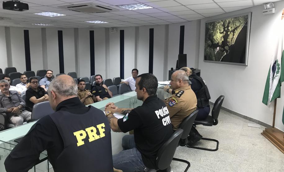 Ações conjuntas reduzem 76% as vazadas em Paranaguá Queda é resultado de uma ação conjunta das forças de segurança que atuam na cidade, em parceria com a Administração dos Portos do Paraná e empresas portuárias. Assaltos aos caminhoneiros diminuíram 54%.