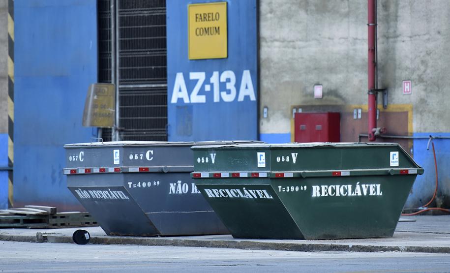 Rastreamento dos veículos que transportam os resíduos, além da disponibilização coletores exclusivos para pilhas, lâmpadas e de óleo é exigência no serviços contratado a partir deste mês