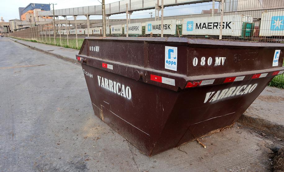 Rastreamento dos veículos que transportam os resíduos, além da disponibilização coletores exclusivos para pilhas, lâmpadas e de óleo é exigência no serviços contratado a partir deste mês.