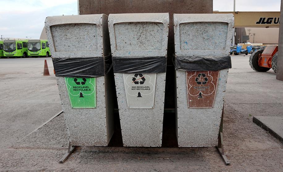 Rastreamento dos veículos que transportam os resíduos, além da disponibilização coletores exclusivos para pilhas, lâmpadas e de óleo é exigência no serviços contratado a partir deste mês