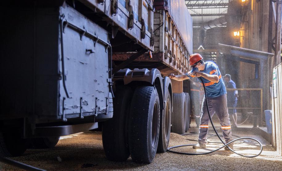 Rastreamento dos veículos que transportam os resíduos, além da disponibilização coletores exclusivos para pilhas, lâmpadas e de óleo é exigência no serviços contratado a partir deste mês