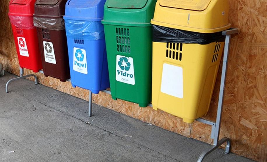 Rastreamento dos veículos que transportam os resíduos, além da disponibilização coletores exclusivos para pilhas, lâmpadas e de óleo é exigência no serviços contratado a partir deste mês