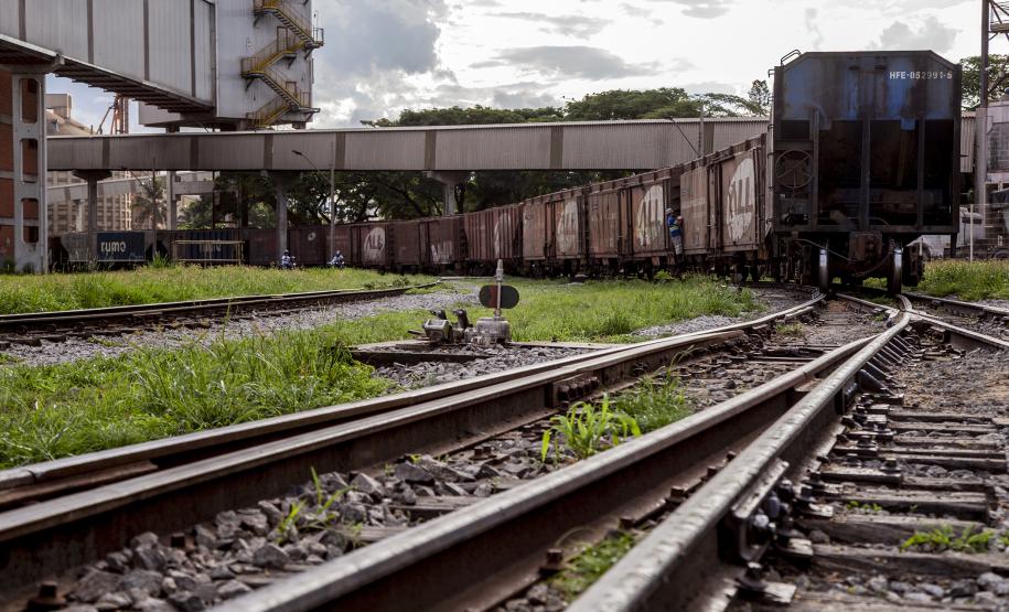 A quantidade de cargas transportadas por trem até os Portos do Paraná cresceu 15%, entre janeiro e abril de 2019. Foram 3,2 milhões de toneladas movimentadas em 61 mil vagões.  No mesmo período de 2018, a ferrovia respondeu por 2,8 milhões de toneladas de carga, transportadas em 53 mil vagões.