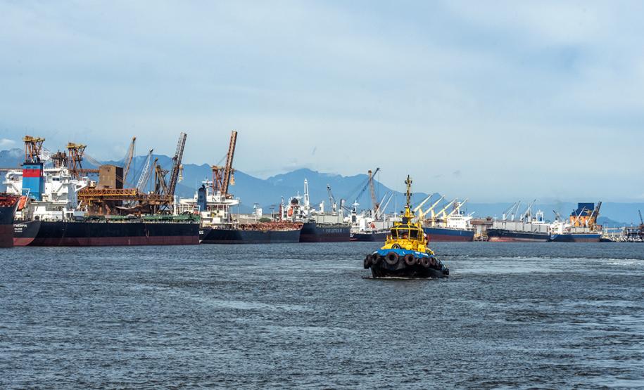 Entre janeiro e abril, o valor movimentado com produtos que saíram do Brasil, via Paranaguá e Antonina, superaram o gasto com produtos estrangeiros que chegaram, em mais de U$1,5 bilhão. O movimento nos primeiros quatro meses foi de 15,7 milhões de toneladas.