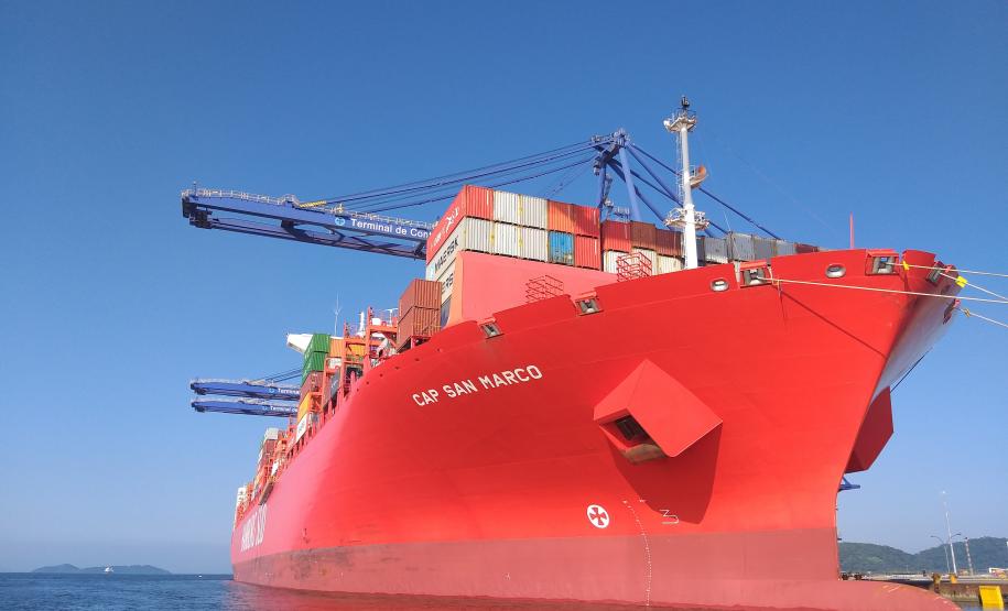 A movimentação em contêineres também segue em alta. O aumento registrado é de 12%, no total. De 238.309 TEUs movimentados em 2018, passou para 266.137 TEUs este ano. As principais cargas movimentadas por contêineres, no período, são frango, madeira, papel e celulose, via exportação, e fertilizantes, plásticos, produtos químicos orgânicos e máquinas (reatores e caldeiras), na importação.