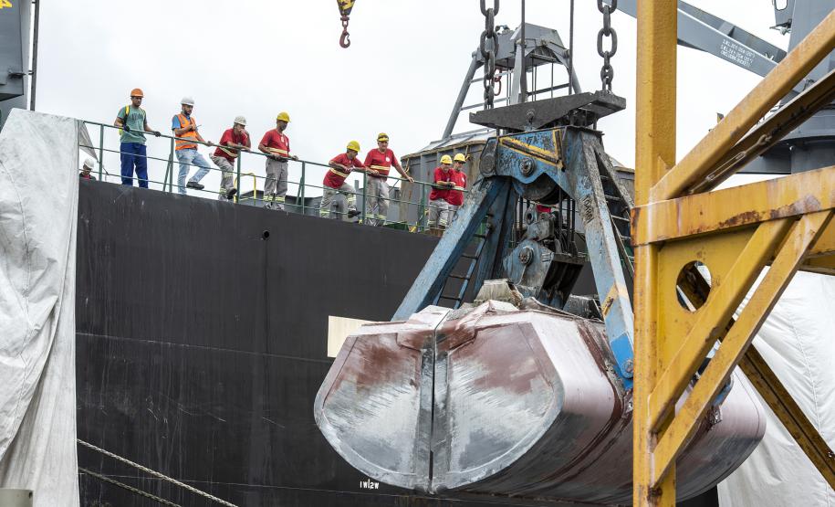 A equipe do Serviço Especializado em Engenharia de Segurança e em Medicina do Trabalho (Sesmet), vinculado à Diretoria de Meio Ambiente dos Portos do Paraná, passa a utilizar o Índice de Segurança Portuária (ISP). A ferramenta gerencial permite identificar o número de desvios comportamentais observados nas atividades que ocorrem nas áreas portuárias e relacioná-los com o potencial que esses desvios possuem para a ocorrência de acidentes de trabalho.