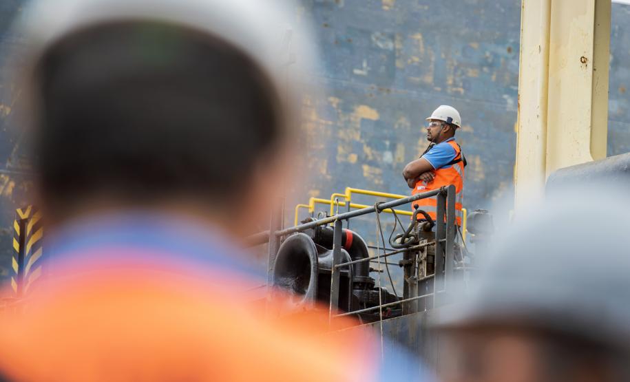 A equipe do Serviço Especializado em Engenharia de Segurança e em Medicina do Trabalho (Sesmet), vinculado à Diretoria de Meio Ambiente dos Portos do Paraná, passa a utilizar o Índice de Segurança Portuária (ISP). A ferramenta gerencial permite identificar o número de desvios comportamentais observados nas atividades que ocorrem nas áreas portuárias e relacioná-los com o potencial que esses desvios possuem para a ocorrência de acidentes de trabalho.