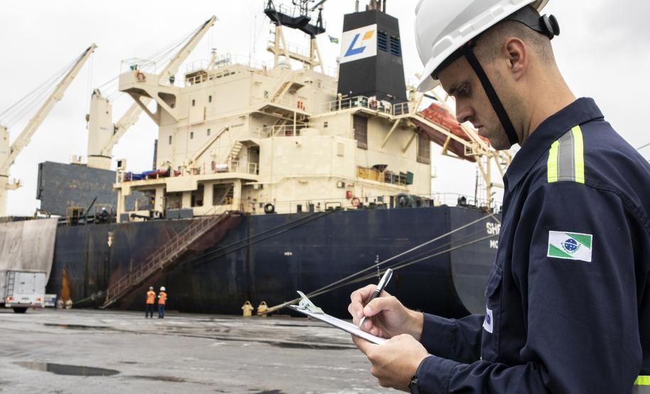 A equipe do Serviço Especializado em Engenharia de Segurança e em Medicina do Trabalho (Sesmet), vinculado à Diretoria de Meio Ambiente dos Portos do Paraná, passa a utilizar o Índice de Segurança Portuária (ISP). A ferramenta gerencial permite identificar o número de desvios comportamentais observados nas atividades que ocorrem nas áreas portuárias e relacioná-los com o potencial que esses desvios possuem para a ocorrência de acidentes de trabalho.