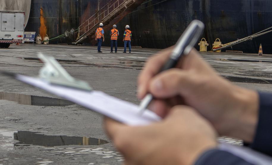 A equipe do Serviço Especializado em Engenharia de Segurança e em Medicina do Trabalho (Sesmet), vinculado à Diretoria de Meio Ambiente dos Portos do Paraná, passa a utilizar o Índice de Segurança Portuária (ISP). A ferramenta gerencial permite identificar o número de desvios comportamentais observados nas atividades que ocorrem nas áreas portuárias e relacioná-los com o potencial que esses desvios possuem para a ocorrência de acidentes de trabalho.