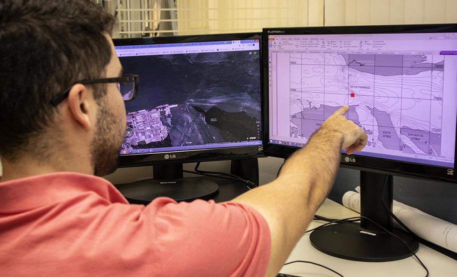 Administração lança edital para a derrocagem do Porto de Paranaguá Na imagem, o engenheiro José Mário Batista Cunha, do Núcleo do Mar, da Diretoria de Engenharia e Manutenção dos Portos do Paraná, mostra a localização das rochas. Ele é um dos responsáveis pelo processo
