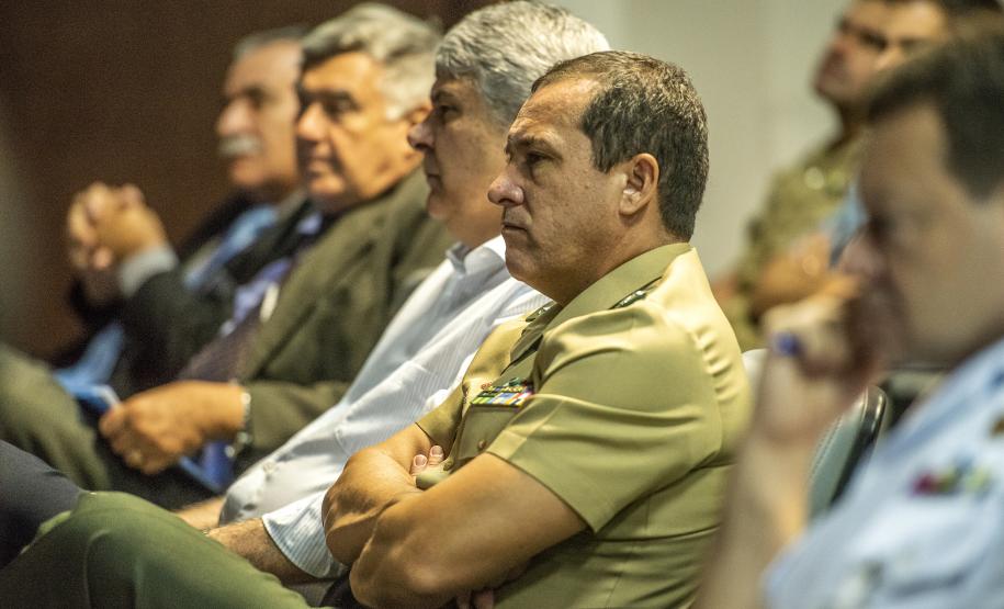 Portos recebem alunos da Escola Superior de Guerra Civis e militares recebidos pela diretoria são alunos do Curso de Logística e Mobilização Nacional. O objetivo da visita foi reunir informações para os trabalhos acadêmicos do grupo
