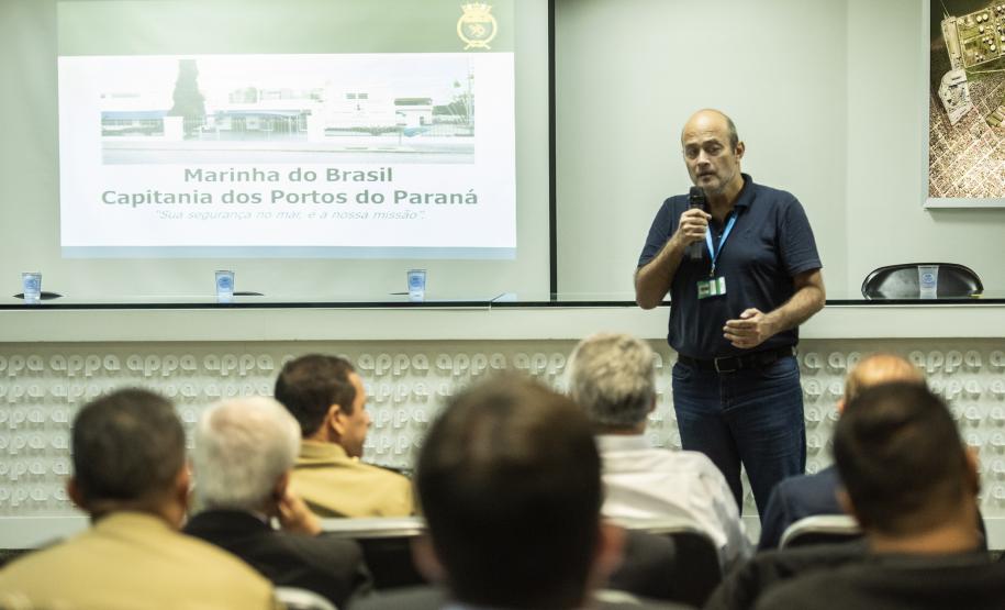 Portos recebem alunos da Escola Superior de Guerra Civis e militares recebidos pela diretoria são alunos do Curso de Logística e Mobilização Nacional. O objetivo da visita foi reunir informações para os trabalhos acadêmicos do grupo