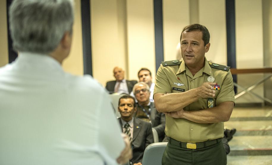 Portos recebem alunos da Escola Superior de Guerra Civis e militares recebidos pela diretoria são alunos do Curso de Logística e Mobilização Nacional. O objetivo da visita foi reunir informações para os trabalhos acadêmicos do grupo