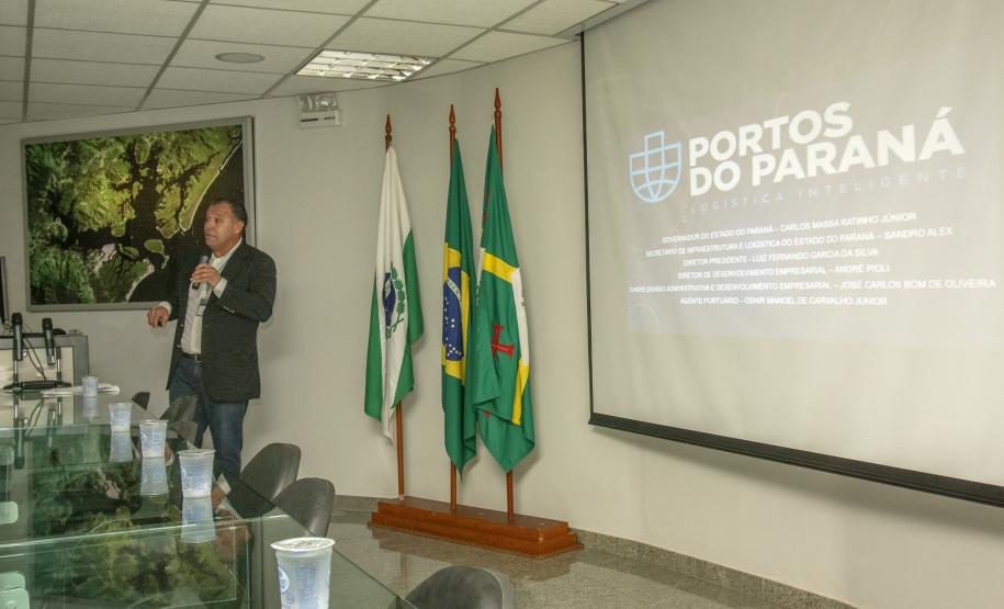 Portos recebem alunos da Escola Superior de Guerra Civis e militares recebidos pela diretoria são alunos do Curso de Logística e Mobilização Nacional. O objetivo da visita foi reunir informações para os trabalhos acadêmicos do grupo