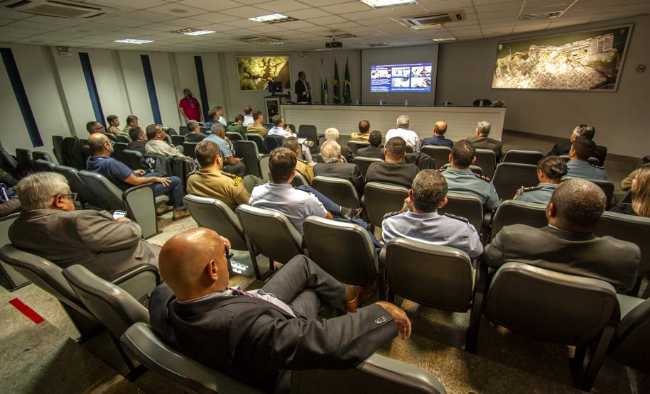Portos recebem alunos da Escola Superior de Guerra Civis e militares recebidos pela diretoria são alunos do Curso de Logística e Mobilização Nacional. O objetivo da visita foi reunir informações para os trabalhos acadêmicos do grupo