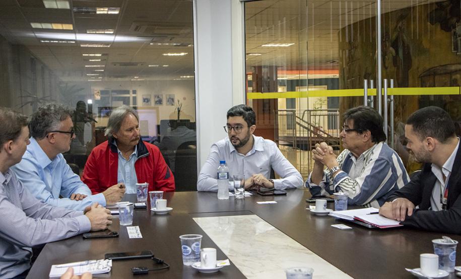 Portos do Paraná e Sebrae discutem apoio à pequenas empresas Porto de Paranaguá quer aumentar o número de produtos e serviços contratados por fornecedores do Litoral, em especial de empresas de micro pequeno porte, como forma de desenvolver a cadeia produtiva local.