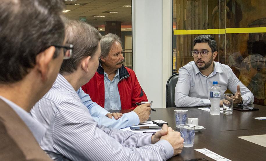 Portos do Paraná e Sebrae discutem apoio à pequenas empresas Porto de Paranaguá quer aumentar o número de produtos e serviços contratados por fornecedores do Litoral, em especial de empresas de micro pequeno porte, como forma de desenvolver a cadeia produtiva local.