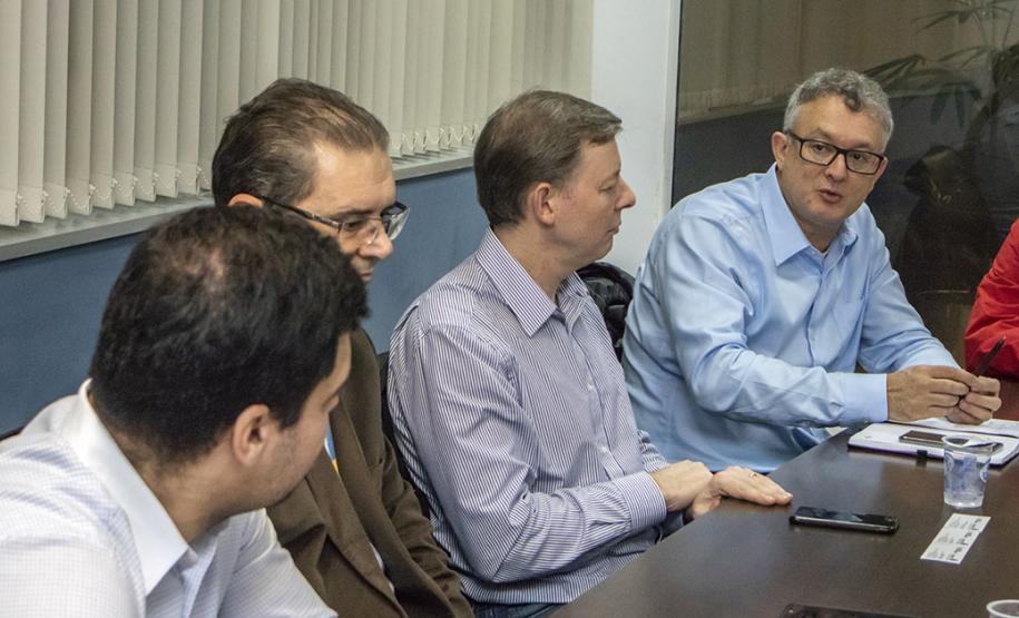 Portos do Paraná e Sebrae discutem apoio à pequenas empresas Porto de Paranaguá quer aumentar o número de produtos e serviços contratados por fornecedores do Litoral, em especial de empresas de micro pequeno porte, como forma de desenvolver a cadeia produtiva local.