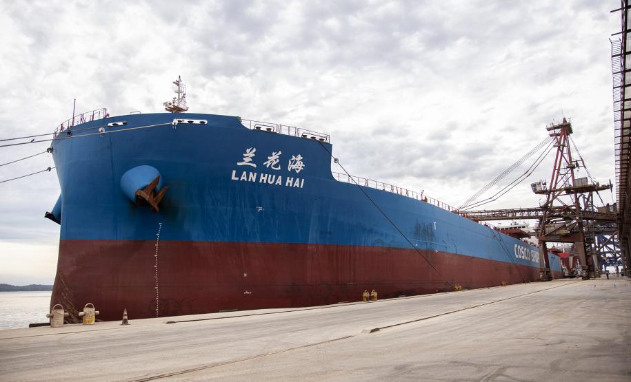 O Porto de Paranaguá vai movimentar nesta semana a maior quantidade de grãos para exportação da história. O navio chinês Lan Hua Hai chega na noite desta segunda-feira (27) no porto paranaense e vai receber 90 mil toneladas de farelo de soja -  o equivalente a mais de 2,5 mil carretas carregadas. A previsão é que a operação dure 4 dias.