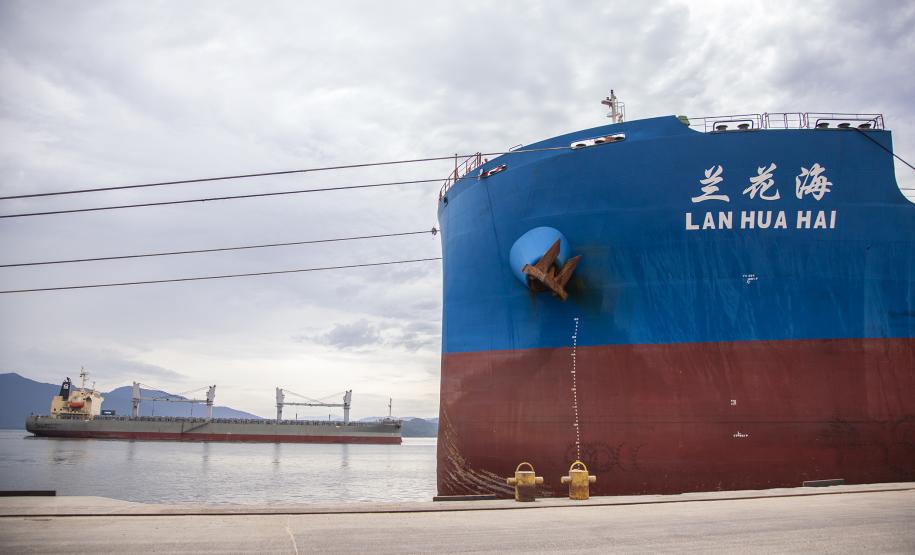 Com 254 metros de comprimento e 43 metros de boca (largura), este é o maior navio graneleiro já recebido no Corredor de Exportação, com tamanho superior a dois campos de futebol, como o do Estádio do Maracanã.