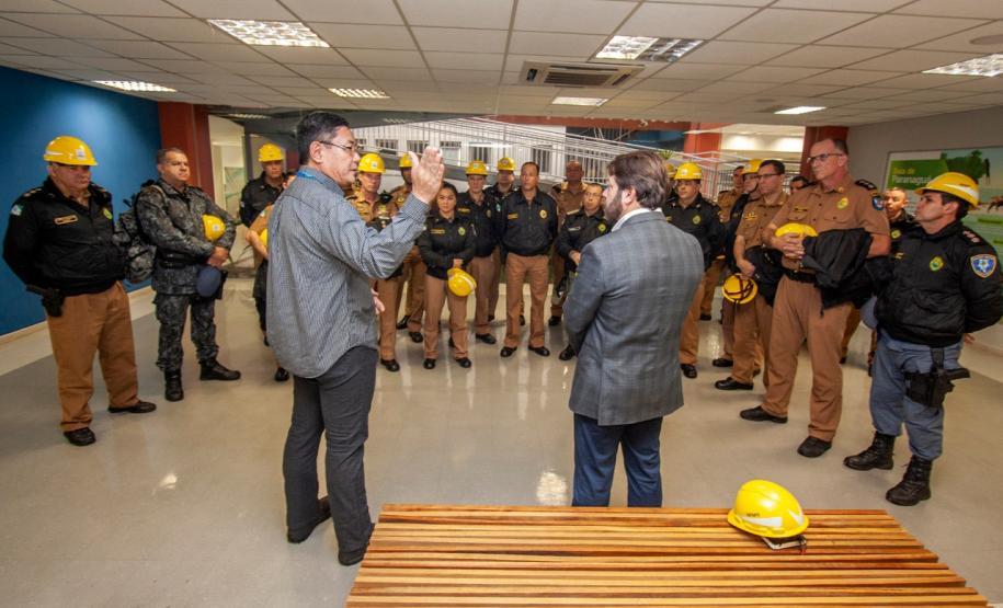 Além de visitar o cais e acompanhar o trabalho da Guarda Portuária e da Unidade Administrativa de Segurança Portuária (UASP), o grupo participou de palestras sobre a atuação da Polícia Federal, da Receita Federal e das organizações que atuam de forma conjunta em Paranaguá.