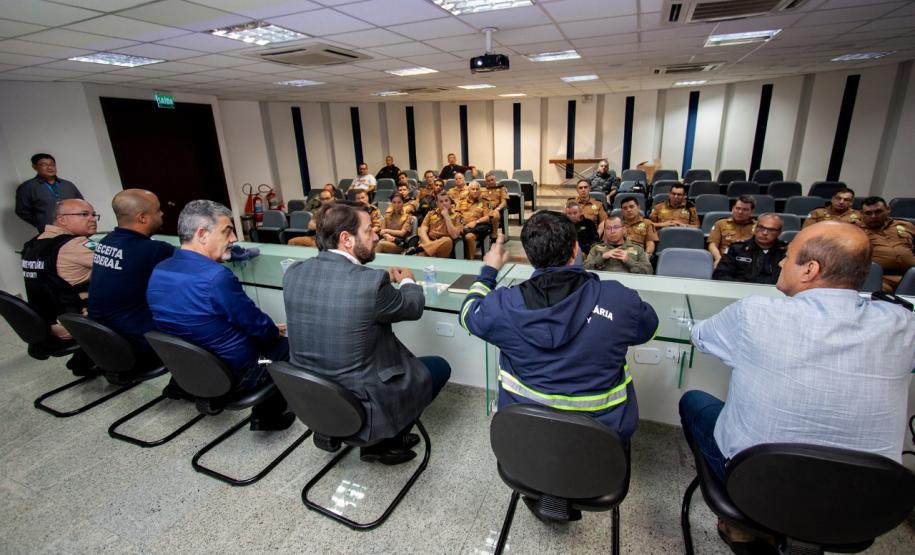 Além de visitar o cais e acompanhar o trabalho da Guarda Portuária e da Unidade Administrativa de Segurança Portuária (UASP), o grupo participou de palestras sobre a atuação da Polícia Federal, da Receita Federal e das organizações que atuam de forma conjunta em Paranaguá.