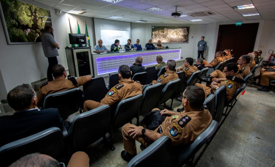 Além de visitar o cais e acompanhar o trabalho da Guarda Portuária e da Unidade Administrativa de Segurança Portuária (UASP), o grupo participou de palestras sobre a atuação da Polícia Federal, da Receita Federal e das organizações que atuam de forma conjunta em Paranaguá.