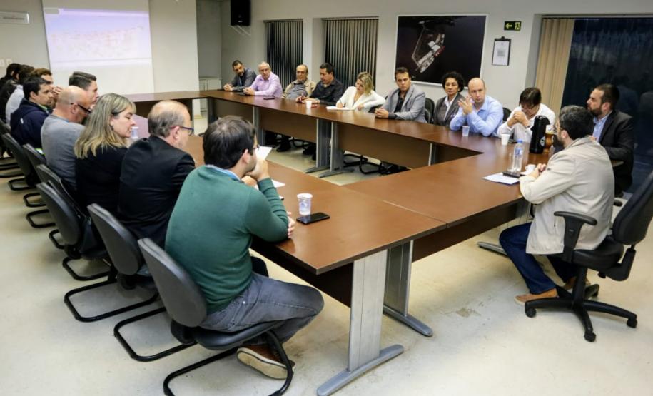 Diretoria dos Portos dos Paraná faz reunião técnica em Antonina diretoria executiva dos Portos do Paraná realizou nesta sexta-feira (31) uma reunião técnica sobre a retomada de investimentos no Porto Público de Antonina. Equipes das diretorias de engenharia, meio ambiente, empresarial, administrativa-financeira e jurídica visitaram a sede Barão de Teffé e o TPPF.