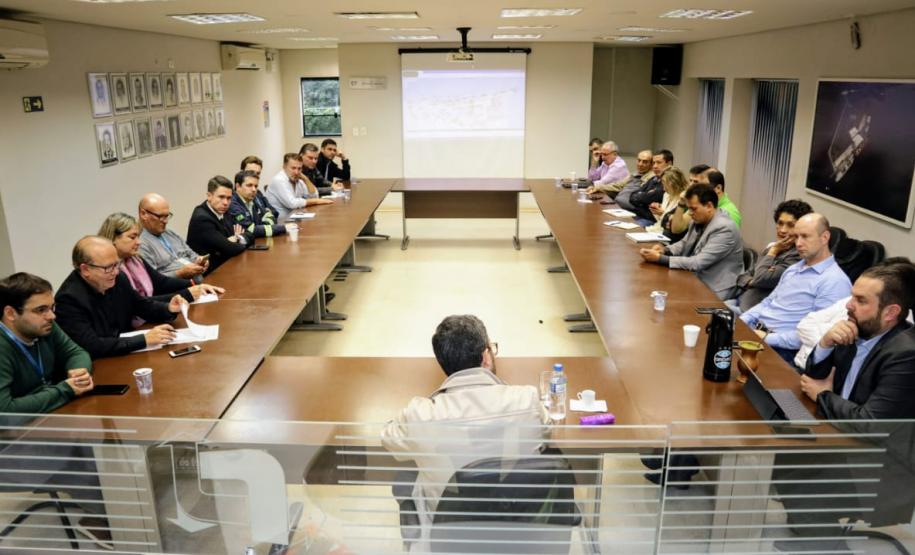 Diretoria dos Portos dos Paraná faz reunião técnica em Antonina A diretoria executiva dos Portos do Paraná realizou nesta sexta-feira (31) uma reunião técnica sobre a retomada de investimentos no Porto Público de Antonina. Equipes das diretorias de engenharia, meio ambiente, empresarial, administrativa-financeira e jurídica visitaram a sede Barão de Teffé e o TPPF.