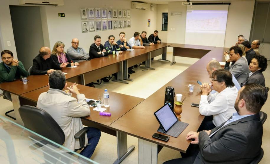 Diretoria dos Portos dos Paraná faz reunião técnica em Antonina A diretoria executiva dos Portos do Paraná realizou nesta sexta-feira (31) uma reunião técnica sobre a retomada de investimentos no Porto Público de Antonina. Equipes das diretorias de engenharia, meio ambiente, empresarial, administrativa-financeira e jurídica visitaram a sede Barão de Teffé e o TPPF.