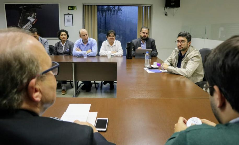 Diretoria dos Portos dos Paraná faz reunião técnica em Antonina A diretoria executiva dos Portos do Paraná realizou nesta sexta-feira (31) uma reunião técnica sobre a retomada de investimentos no Porto Público de Antonina. Equipes das diretorias de engenharia, meio ambiente, empresarial, administrativa-financeira e jurídica visitaram a sede Barão de Teffé e o TPPF.