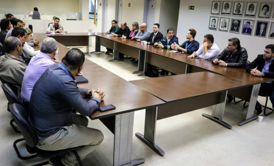 Diretoria dos Portos dos Paraná faz reunião técnica em Antonina A diretoria executiva dos Portos do Paraná realizou nesta sexta-feira (31) uma reunião técnica sobre a retomada de investimentos no Porto Público de Antonina. Equipes das diretorias de engenharia, meio ambiente, empresarial, administrativa-financeira e jurídica visitaram a sede Barão de Teffé e o TPPF.