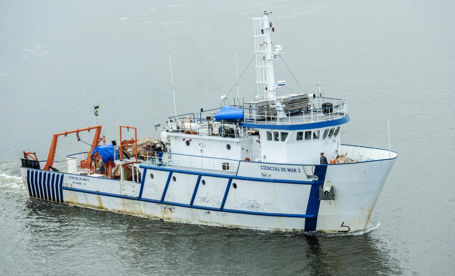 Navio de Ensino atraca no Porto de Paranaguá Durante todo o mês de junho, o Porto de Paranaguá vai receber o navio de ensino Ciências do Mar I, da Universidade Federal do Rio Grande do Sul. A embarcação está a serviço dos cursos de Ciências do Mar da Região Sul do Brasil e atenderá alunos do Centro de Estudos do Mar, da Universidade Federal do Paraná (UFPR), e da Universidade Estadual do Oeste do Paraná (Unioeste).