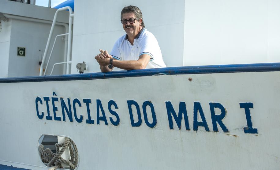 Navio de Ensino atraca no Porto de Paranaguá Durante todo o mês de junho, o Porto de Paranaguá vai receber o navio de ensino Ciências do Mar I, da Universidade Federal do Rio Grande do Sul. A embarcação está a serviço dos cursos de Ciências do Mar da Região Sul do Brasil e atenderá alunos do Centro de Estudos do Mar, da Universidade Federal do Paraná (UFPR), e da Universidade Estadual do Oeste do Paraná (Unioeste).