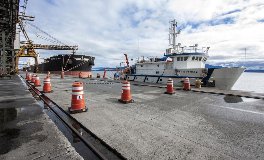 Navio de Ensino atraca no Porto de Paranaguá Durante todo o mês de junho, o Porto de Paranaguá vai receber o navio de ensino Ciências do Mar I, da Universidade Federal do Rio Grande do Sul. A embarcação está a serviço dos cursos de Ciências do Mar da Região Sul do Brasil e atenderá alunos do Centro de Estudos do Mar, da Universidade Federal do Paraná (UFPR), e da Universidade Estadual do Oeste do Paraná (Unioeste).