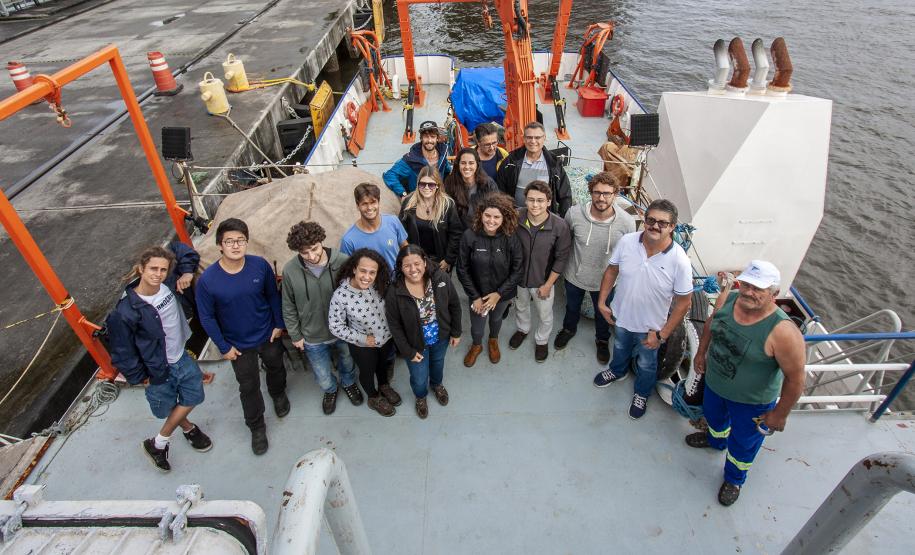 Navio de Ensino atraca no Porto de Paranaguá Durante todo o mês de junho, o Porto de Paranaguá vai receber o navio de ensino Ciências do Mar I, da Universidade Federal do Rio Grande do Sul. A embarcação está a serviço dos cursos de Ciências do Mar da Região Sul do Brasil e atenderá alunos do Centro de Estudos do Mar, da Universidade Federal do Paraná (UFPR), e da Universidade Estadual do Oeste do Paraná (Unioeste).