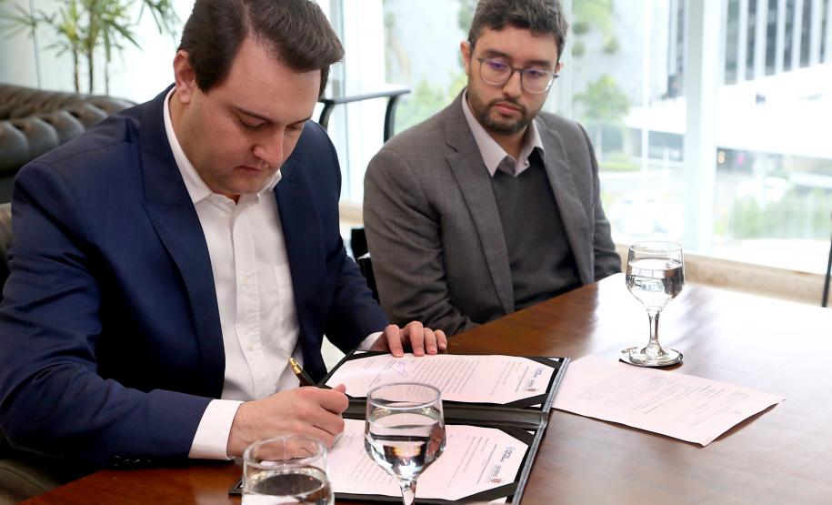 Governador Ratinho Junior autorizou a contratação da empresa que fará a obra. Investimento de R$ 41 milhões será custeado pela Portos do Paraná. Haverá aumento de 60% na capacidade portuária.