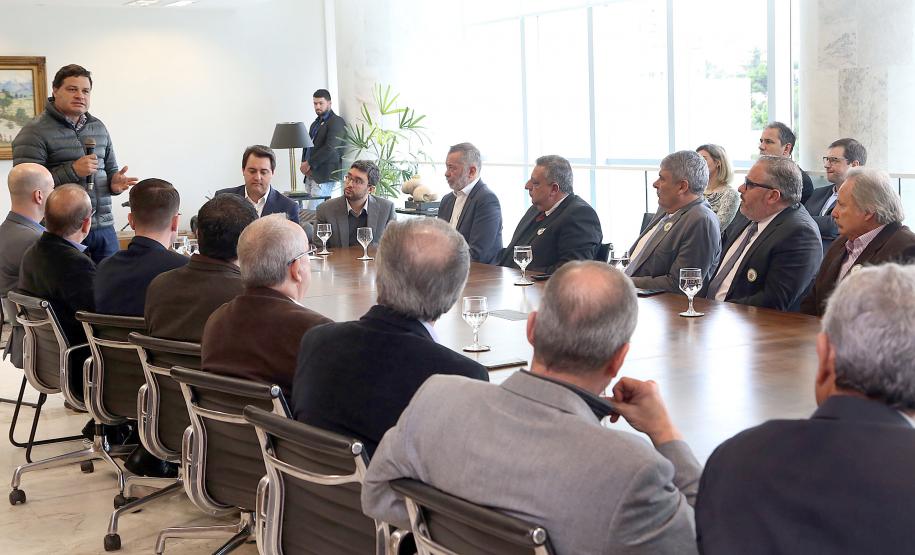 Governador Ratinho Junior autorizou a contratação da empresa que fará a obra. Investimento de R$ 41 milhões será custeado pela Portos do Paraná. Haverá aumento de 60% na capacidade portuária.