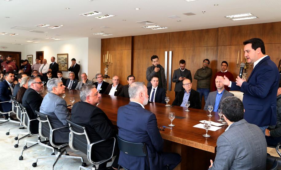 Governador Ratinho Junior autorizou a contratação da empresa que fará a obra. Investimento de R$ 41 milhões será custeado pela Portos do Paraná. Haverá aumento de 60% na capacidade portuária.