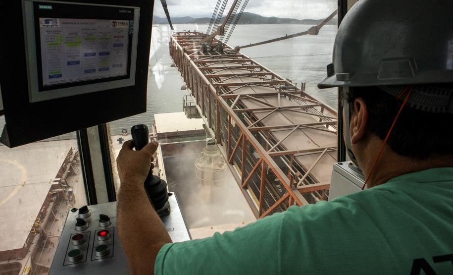 O diretor de Operações dos Portos do Paraná, Luiz Teixeira da Silva Júnior, disse que um dos fatores que permitem ao terminal paranaense fazer uma operação deste porte é a estrutura marítima. "Damos total condição de segurança para operações e movimentações de embarcações deste porte", afirma.