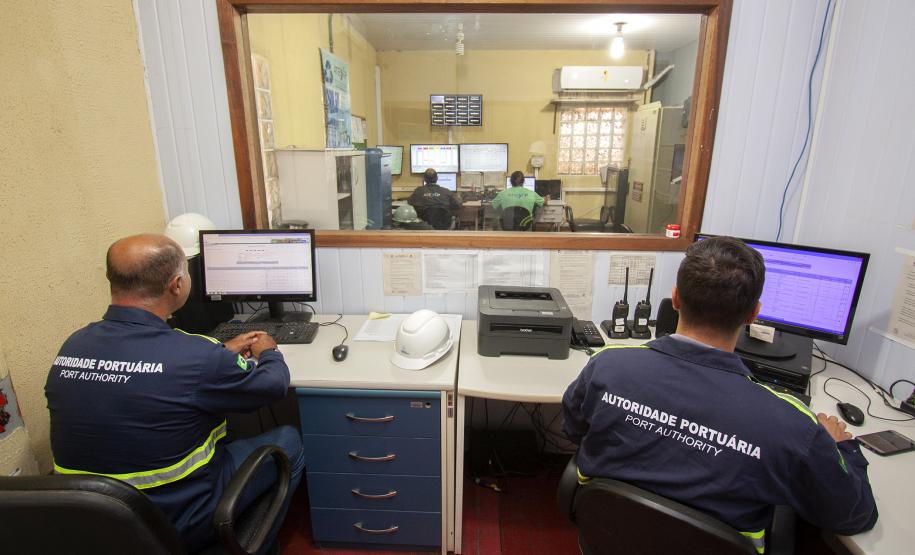 Carregamento recorde de 90 mil toneladas de farelo de soja em um único navio graneleiro reafirma a capacidade operacional do Corredor de Exportação do porto paranaense.