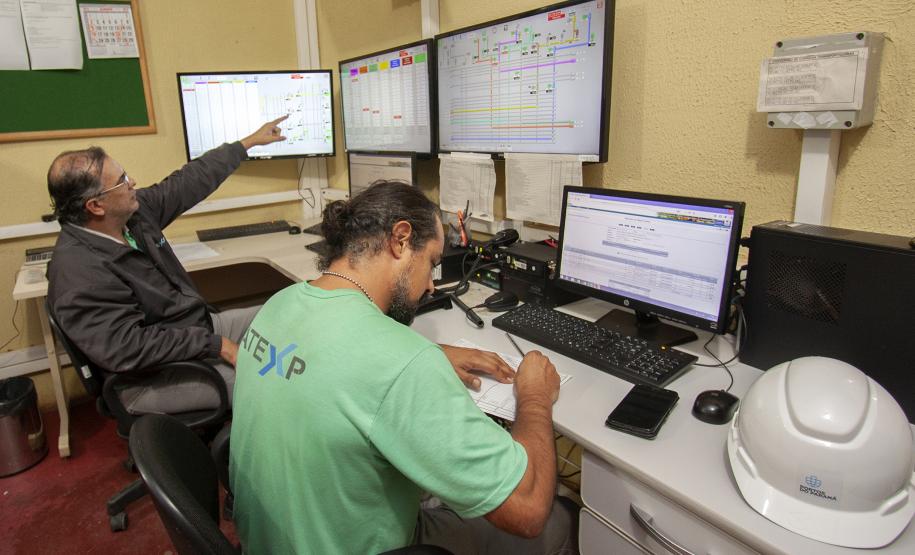 Carregamento recorde de 90 mil toneladas de farelo de soja em um único navio graneleiro reafirma a capacidade operacional do Corredor de Exportação do porto paranaense.