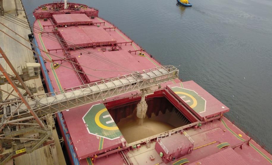 Carregamento recorde de 90 mil toneladas de farelo de soja em um único navio graneleiro reafirma a capacidade operacional do Corredor de Exportação do porto paranaense.