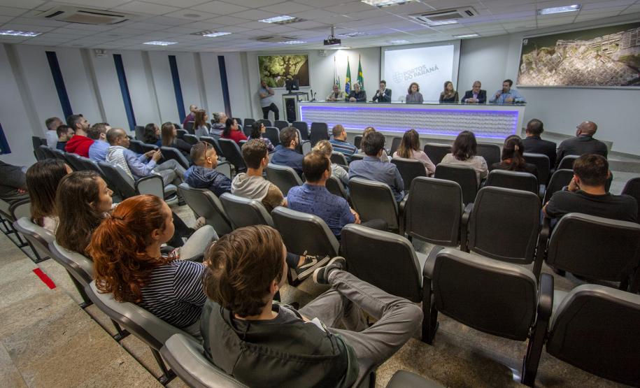 Magistrados e servidores do Fórum Cível de Paranaguá visitam Portos do Paraná Grupo conheceu o cais público, participou de uma palestra e acompanhou a operação de cargas no porto de Paranaguá.