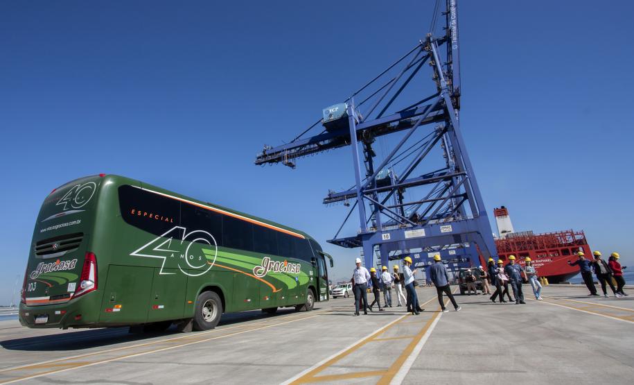 Magistrados e servidores do Fórum Cível de Paranaguá visitam Portos do Paraná Grupo conheceu o cais público, participou de uma palestra e acompanhou a operação de cargas no porto de Paranaguá.