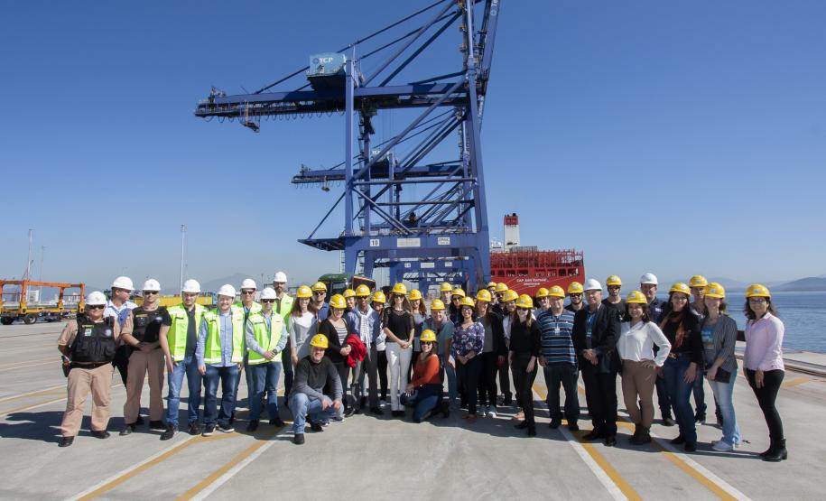 Magistrados e servidores do Fórum Cível de Paranaguá visitam Portos do Paraná Grupo conheceu o cais público, participou de uma palestra e acompanhou a operação de cargas no porto de Paranaguá.