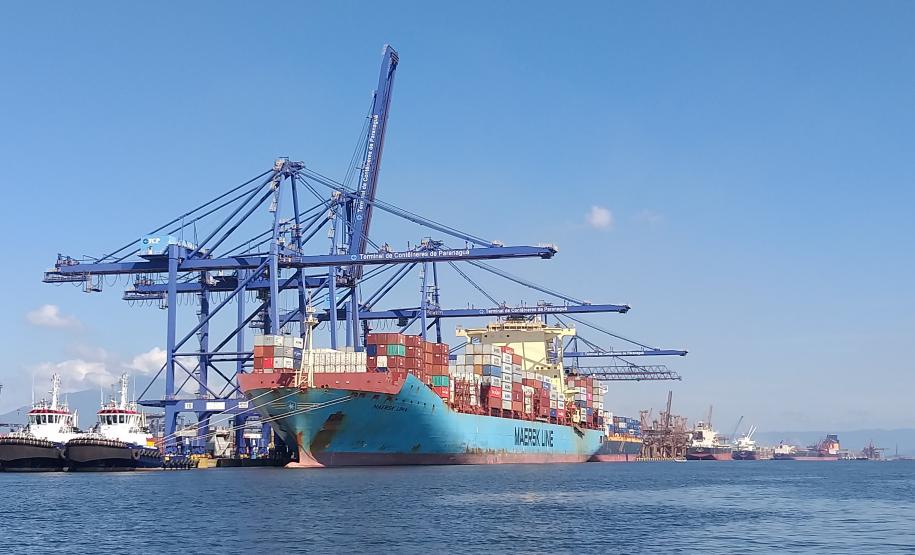 Fechamento maio – O aumento registrado na movimentação dos contêineres, de janeiro a maio de 2019, foi de 14%, no geral. Este ano, foram 343.371 unidades próprias de medida (TEUs). Em 2018, foram 302.492.
No sentido exportação, o aumento registrado na movimentação de contêineres pelo Porto de Paranaguá foi de 12% (170.631 TEUs, contra 152.157). Na importação, o aumento foi de 15%: cresceu de 150.335 TEUs para 172.740)