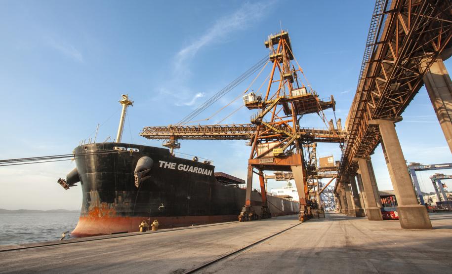 Fechamento maio Na comparação entre os primeiros cinco meses de cada ano, a movimentação do cereal mais que dobrou. De janeiro a maio do ano passado, Paranaguá registrou 677,5 mil toneladas embarcadas.