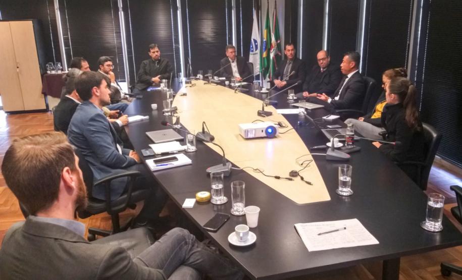 Nesta terça-feira (11), na sede do MPPR em Curitiba, o diretor-presidente Luiz Fernando Garcia participou do 3º Workshop Brasil ID Smart Port, organizado pela promotora Priscila Cavalcante, do Grupo de Atuação Especial do Meio Ambiente (GAEMA), em parceria com Programa de Cidades do Pacto Global da ONU.